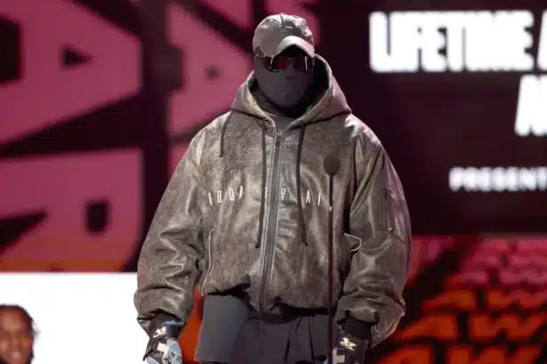 Kanye West σε live εμφάνιση με φόντο το Wireless Festival στο Λονδίνο όπου προκλήθηκαν αντιδράσεις για τη συμμετοχή του