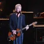 Lindsey Buckingham των Fleetwood Mac μετά την επίθεση με άγνωστη ουσία στη Santa Monica