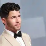 Nick Jonas σε κινηματογραφική εμφάνιση για το White Elephant σε σκηνικό με χριστουγεννιάτικο και σκοτεινό ύφος