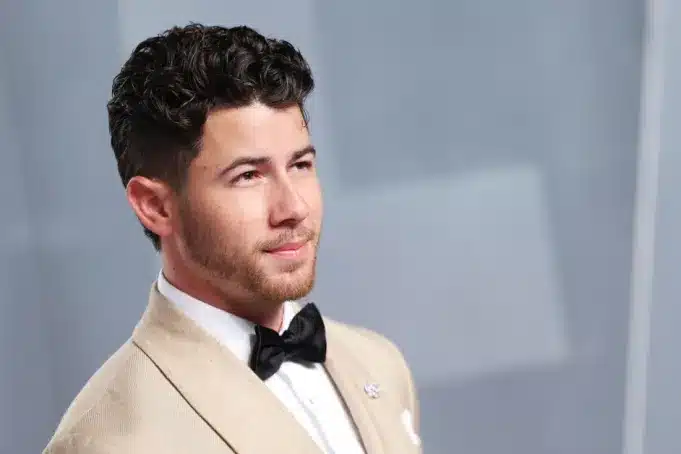 Nick Jonas σε κινηματογραφική εμφάνιση για το White Elephant σε σκηνικό με χριστουγεννιάτικο και σκοτεινό ύφος