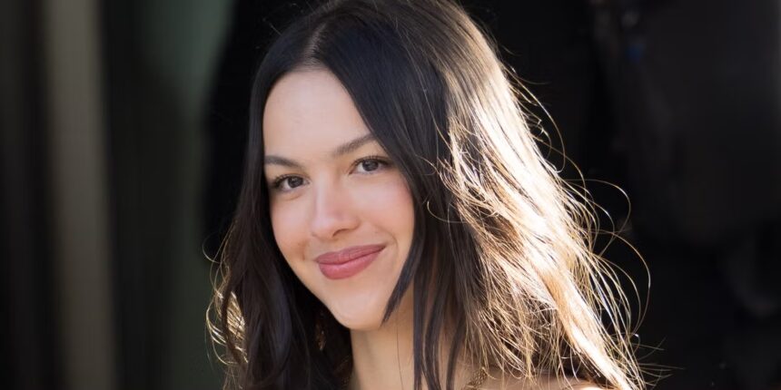 Olivia Rodrigo σε καλλιτεχνική φωτογράφιση από το νέο άλμπουμ με ρομαντική και συναισθηματική αισθητική