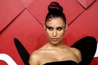 RAYE σε κόκκινο χαλί δίνει συνέντευξη και συνδέεται με φήμες για το επόμενο Bond theme