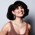 RAYE σε εμφάνιση με αφορμή το νέο άλμπουμ και τις δηλώσεις για την εξάντληση και την ελευθερία