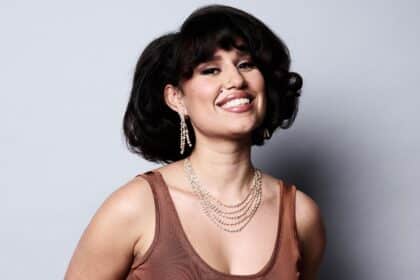 RAYE σε εμφάνιση με αφορμή το νέο άλμπουμ και τις δηλώσεις για την εξάντληση και την ελευθερία