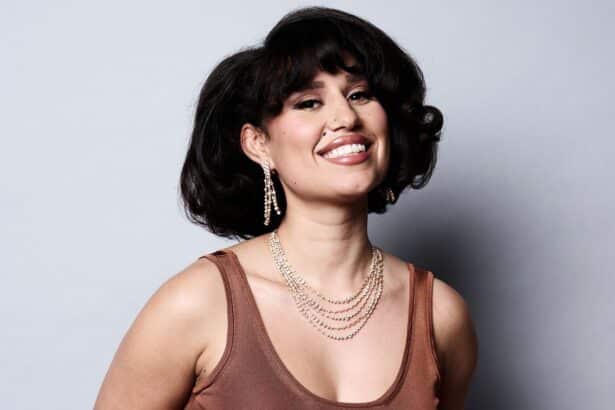 RAYE σε εμφάνιση με αφορμή το νέο άλμπουμ και τις δηλώσεις για την εξάντληση και την ελευθερία