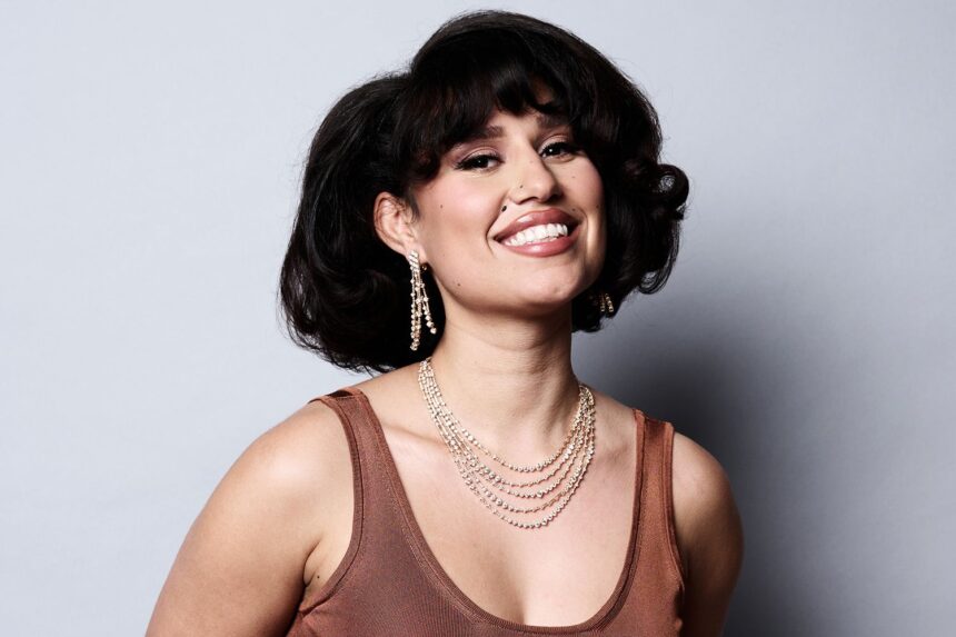 RAYE σε εμφάνιση με αφορμή το νέο άλμπουμ και τις δηλώσεις για την εξάντληση και την ελευθερία