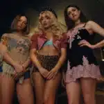 Sabrina Carpenter στο House Tour video μέσα σε πολυτελές σπίτι με έντονη pop αισθητική