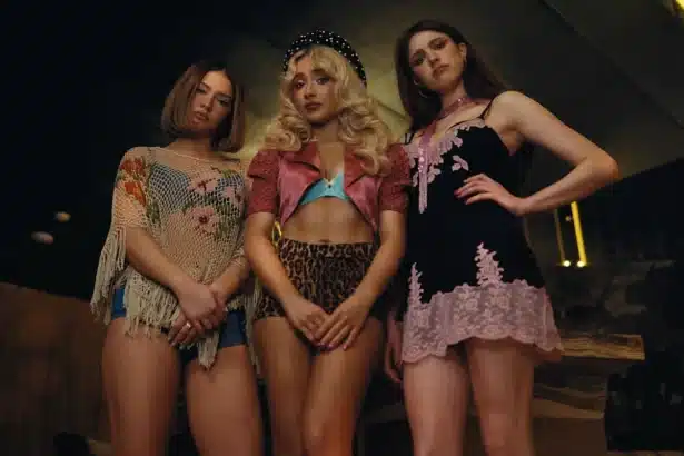 Sabrina Carpenter στο House Tour video μέσα σε πολυτελές σπίτι με έντονη pop αισθητική