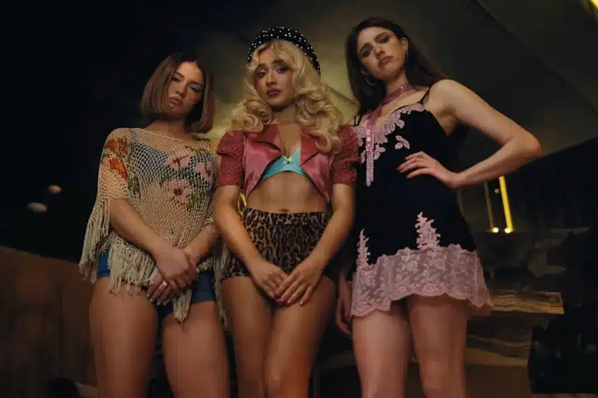 Sabrina Carpenter στο House Tour video μέσα σε πολυτελές σπίτι με έντονη pop αισθητική