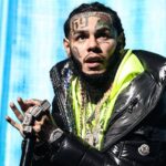 Tekashi 6ix9ine μετά την αποφυλάκισή του με κούκλα SpongeBob στα χέρια