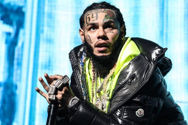 Tekashi 6ix9ine μετά την αποφυλάκισή του με κούκλα SpongeBob στα χέρια