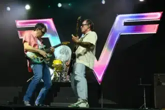 Weezer σε live εμφάνιση με αφορμή την κυκλοφορία του Shine Again πριν την περιοδεία τους