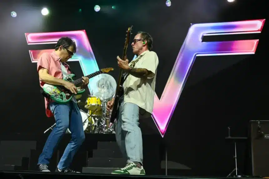 Weezer σε live εμφάνιση με αφορμή την κυκλοφορία του Shine Again πριν την περιοδεία τους
