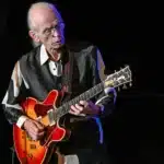 Steve Howe των Yes σε live εμφάνιση πριν την αναβολή της περιοδείας λόγω κατάστασης υγείας