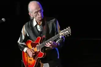 Steve Howe των Yes σε live εμφάνιση πριν την αναβολή της περιοδείας λόγω κατάστασης υγείας