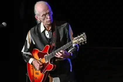 Steve Howe των Yes σε live εμφάνιση πριν την αναβολή της περιοδείας λόγω κατάστασης υγείας