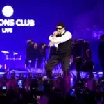 Bad Bunny στη σκηνή του Billions Club Live στο Τόκιο πριν την κυκλοφορία της συναυλιακής ταινίας στο Spotify