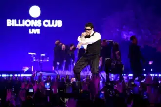 Bad Bunny στη σκηνή του Billions Club Live στο Τόκιο πριν την κυκλοφορία της συναυλιακής ταινίας στο Spotify