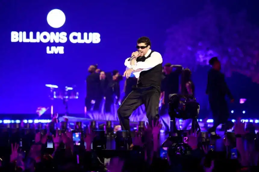 Bad Bunny στη σκηνή του Billions Club Live στο Τόκιο πριν την κυκλοφορία της συναυλιακής ταινίας στο Spotify