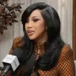 Cardi B σε συνέντευξη όπου εξηγεί γιατί αποφεύγει τα ιδιωτικά jets και τις ακριβές μετακινήσεις