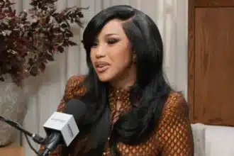 Cardi B σε συνέντευξη όπου εξηγεί γιατί αποφεύγει τα ιδιωτικά jets και τις ακριβές μετακινήσεις
