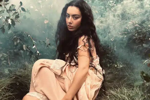 Charli xcx σε καλλιτεχνική φωτογράφιση για το project «Ανεμοδαρμένα Ύψη» με έντονο ύφος