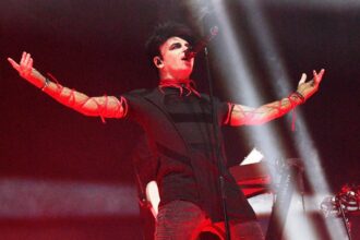 Gary Numan σε εμφάνιση με ακουστικά βοηθήματα μετά την απώλεια ακοής