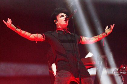 Gary Numan σε εμφάνιση με ακουστικά βοηθήματα μετά την απώλεια ακοής