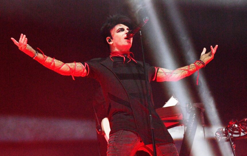 Gary Numan σε εμφάνιση με ακουστικά βοηθήματα μετά την απώλεια ακοής