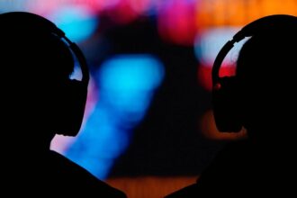 Διάφορα ακουστικά σε χρήση με έμφαση σε υλικά και ευρωπαϊκή έρευνα για χημικές ουσίες