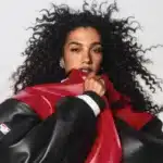 Olivia Dean σε φωτογράφιση μετά τα Grammys με έντονη συναισθηματική έκφραση και minimal αισθητική