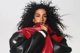 Olivia Dean σε φωτογράφιση μετά τα Grammys με έντονη συναισθηματική έκφραση και minimal αισθητική