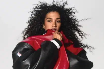 Olivia Dean σε φωτογράφιση μετά τα Grammys με έντονη συναισθηματική έκφραση και minimal αισθητική