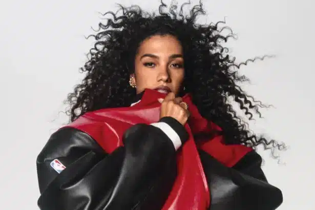 Olivia Dean σε φωτογράφιση μετά τα Grammys με έντονη συναισθηματική έκφραση και minimal αισθητική