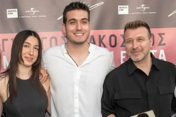 Γιάννης Πλούταρχος σε ερμηνεία στο «Άλα Παλιά» με λαϊκό ύφος και έντονο συναίσθημα