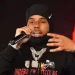 Pooh Shiesty σε ζωντανή εμφάνιση με έντονη σκηνική παρουσία σε hip hop συναυλία