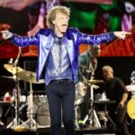 The Rolling Stones σε σκηνή συναυλίας με αναφορά στις αφίσες The Cockroaches που εμφανίστηκαν στο Λονδίνο