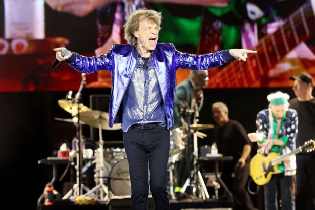 The Rolling Stones σε σκηνή συναυλίας με αναφορά στις αφίσες The Cockroaches που εμφανίστηκαν στο Λονδίνο