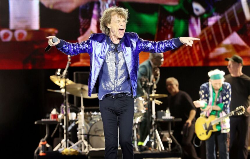 The Rolling Stones σε σκηνή συναυλίας με αναφορά στις αφίσες The Cockroaches που εμφανίστηκαν στο Λονδίνο