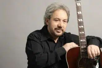 Αντώνης Βαρδής live στο Καλλιμάρμαρο μέσα από το άλμπουμ Με Μια Αγκαλιά Τραγούδια